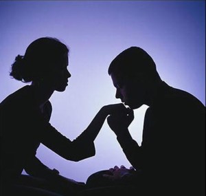 pareja que se ama tomándose de la mano