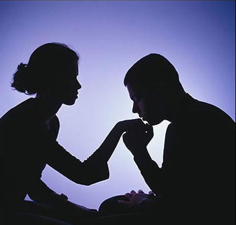 pareja que se ama tomándose de la mano