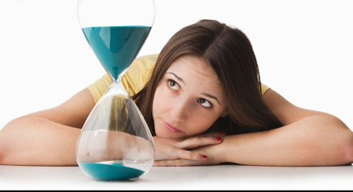 mujer pensando reloj de arena tiempo