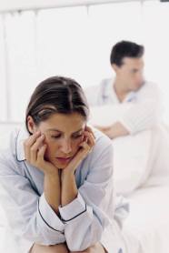 hombre mujer tristes enojados pareja