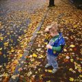 autumn-girl-sidewalk_3300_600x450