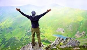 paisaje meditacion brazos abiertos