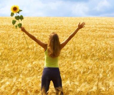 Campo MUJER BRAZO ABIERTOS FLOR NATRUALEZA