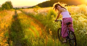 mujer en bicicleta