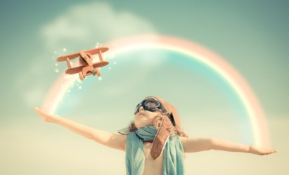 niña arco iris avioneta