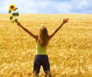 mujer pasiaje campo flores