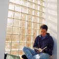ventana hombre leer&nbsp;estudiar