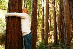 mujer abrazando un arbol
