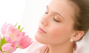 mujer flor oler-bien-todo-el-dia_z5mxh