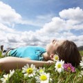 vivir-feliz descansar mujer flores campo&nbsp;paisaje