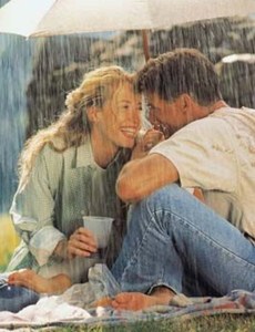 alegria pareja lluvia