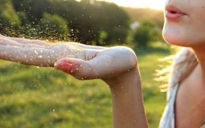 soplar mujer mano polvo 