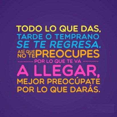 letrero todo-lo-que-da-tarde-o-temprano-se-regresa-590x590