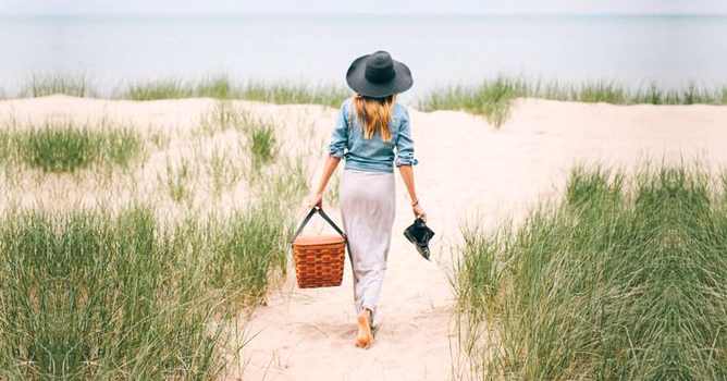 mujer-caminadno-de-espaldas